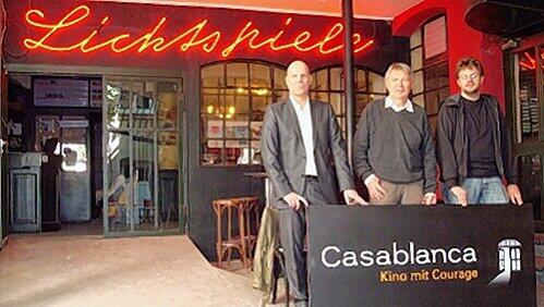 Die Casa-Vorstände Matthias Damm und Helfried Gröbe mit Henning Winter (v.r.), der das Logo „Kino mit Courage“ kreierte. Die Casa-Vorstände Matthias Damm und Helfried Gröbe mit Henning Winter (v.r.), der das Logo „Kino mit Courage“ kreierte.