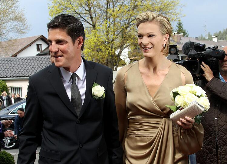 Maria Riesch: Standesamtliche Trauung in der goldenen Robe. Der Ski-Star hat in Partenkirchen den Manager Marcus Höfl geheiratet.