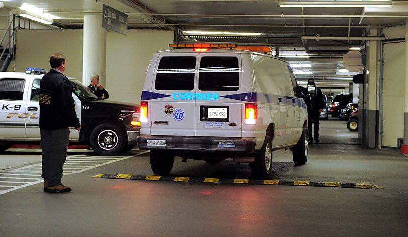 Ein Leichenwagen in der Tiefgarage des Hotels.