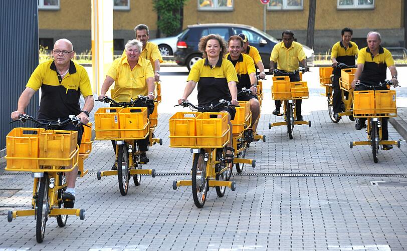 Weniger strampeln: Münchner Briefträger düsen mit ihren neuen E-Bikes los.