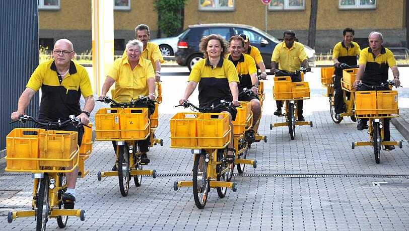Weniger strampeln: Münchner Briefträger düsen mit ihren neuen E-Bikes los. Weniger strampeln: Münchner Briefträger düsen mit ihren neuen E-Bikes los.