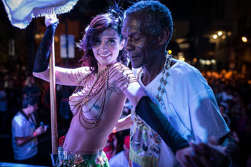 Ziemlich bunt, ziemlich heiß und ziemlich nackt: Beim Sambodromo tobt der brasilianische Karneval bei Temperaturen von über 30 Grad. Die Bilder.