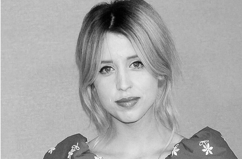 07.04. Peaches Geldof (25) Der plötzliche Tod der noch so jungen Peaches Geldof im April gab lange Zeit Rätsel auf - doch nach der Obduktion des Leichnahms gab es keine Zweifel: Die 25-Jährige starb an einer Überdosis Heroin. Die Tochter von Musiklegende Bob Geldof hinterließ zwei Söhne.