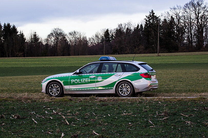 Bei Sillersdorf hat sich ein betrunkener Mann mit seinem Audi überschlagen. Die Bilder von der Unfallstelle.
