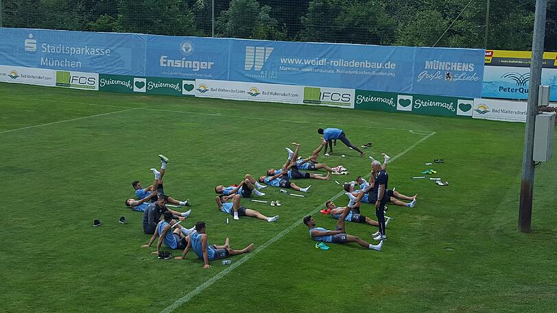 Die Löwen schwitzen in Bad Waltersdorf: die ersten Fotos von 1860-Trainer Kosta Runjaic und seinem Team im Trainingslager - auch Präsident Peter Cassalette ist mit seinem Vize Heinz Schmidt in der Steiermark eingetroffen.