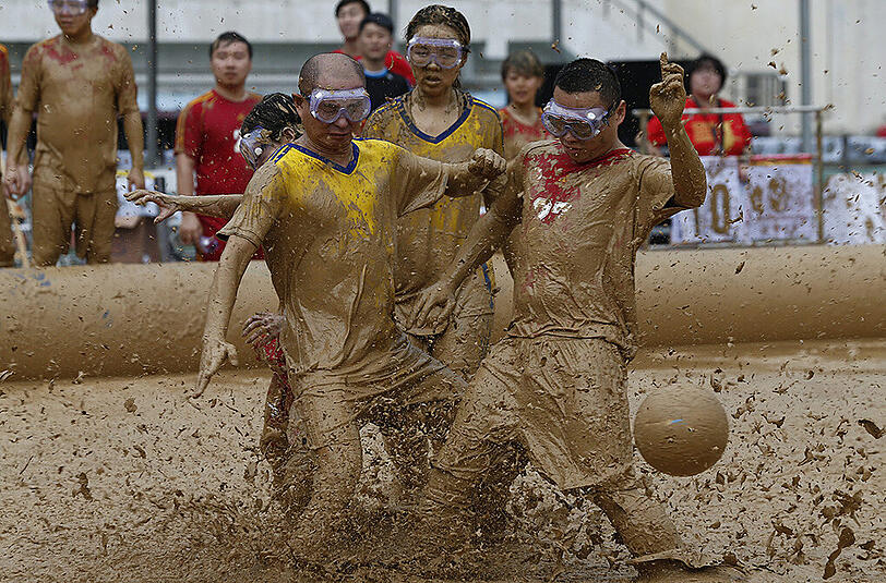 Schlammschlacht: 32 Teams kämpfen in Peking beim "Swamp Soccer China" um den Titel.
