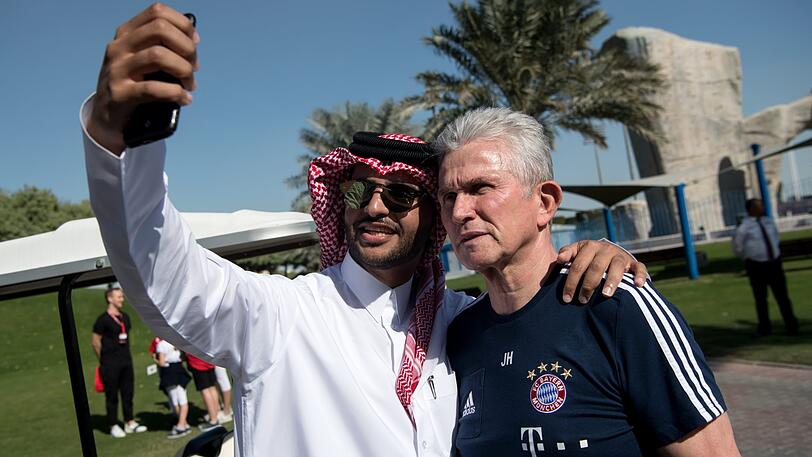 Begehrtes Foto-Motiv: Trainer Jupp Heynckes (r.), der mit seinen Bayern im Trainingslager im Wüstenstaat Katar weilt.