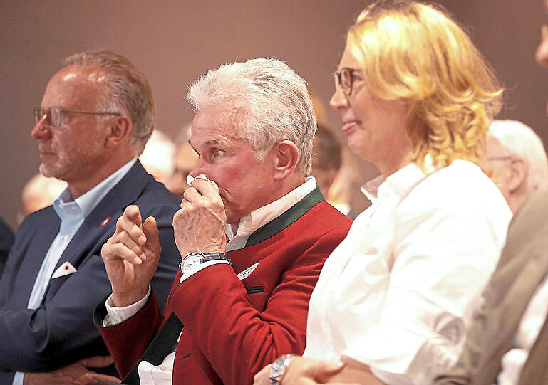 Tränen der Rührung: Jupp Heynckes neben Tochter Kerstin und Bayerns Vorstandsboss Karl-Heinz Rummenigge (l.).