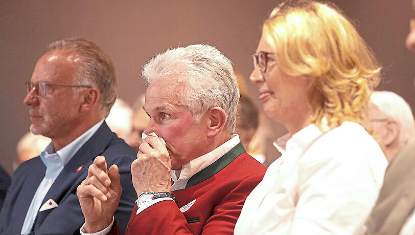 Tränen der Rührung: Jupp Heynckes neben Tochter Kerstin und Bayerns Vorstandsboss Karl-Heinz Rummenigge (l.). Tränen der Rührung: Jupp Heynckes neben Tochter Kerstin und Bayerns Vorstandsboss Karl-Heinz Rummenigge (l.).