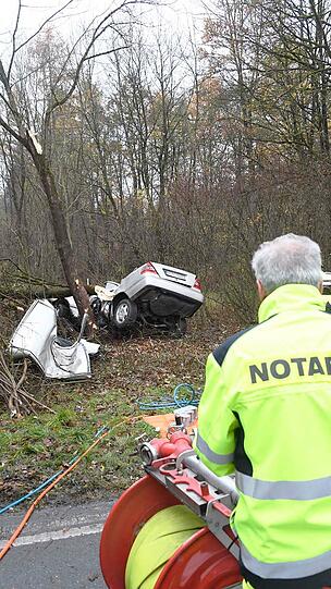 Bilder vom Unfallort: Der Merecedes ist vollkommen demoliert, die Feuerwehr konnte nur noch die Leiche des Fahrers bergen.