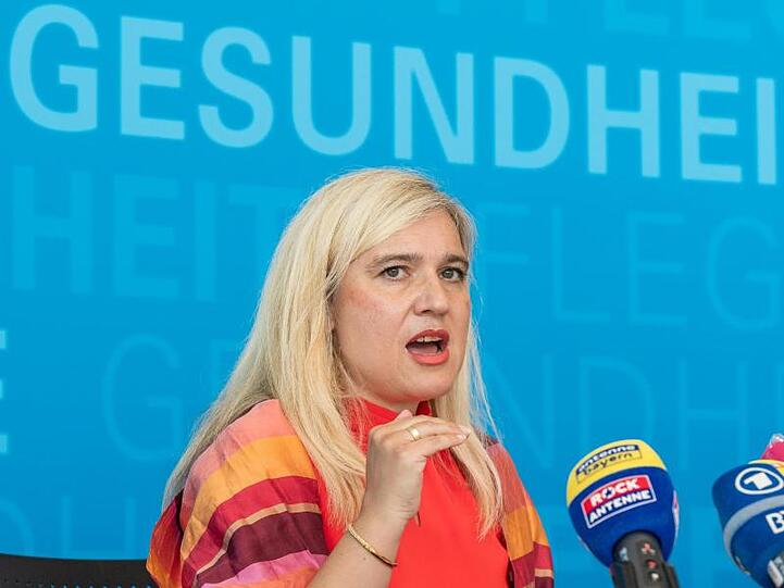 Die bayerische Gesundheitsministerin Melanie Huml gibt eine Pressekonferenz in München.