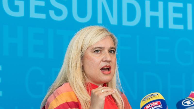Die bayerische Gesundheitsministerin Melanie Huml gibt eine Pressekonferenz in München. Die bayerische Gesundheitsministerin Melanie Huml gibt eine Pressekonferenz in München.