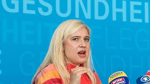 Die bayerische Gesundheitsministerin Melanie Huml gibt eine Pressekonferenz in München.