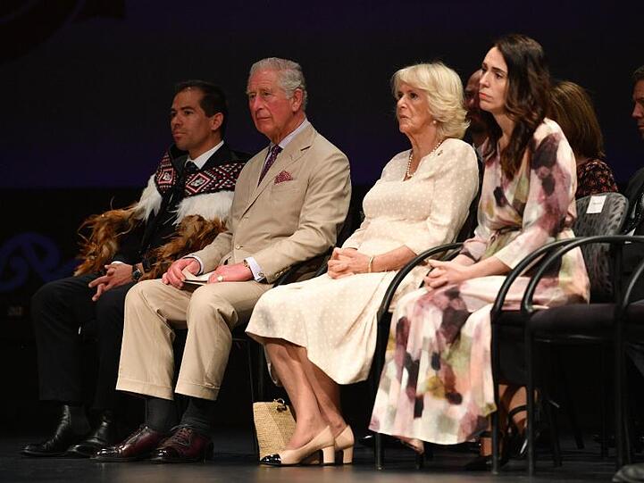 Prinz Charles, (l-r), Camilla, und Premierministerin Jacinda Ahern beim Besuch der Cashmere High School.