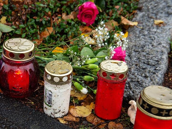 Nahe dem Tatort in Göttingen haben Menschen Kerzen und Rosen niedergelegt.