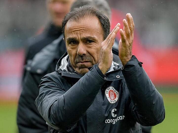 St. Paulis Trainer Jos Luhukay applaudiert. Foto: Axel Heimken/Archivbild