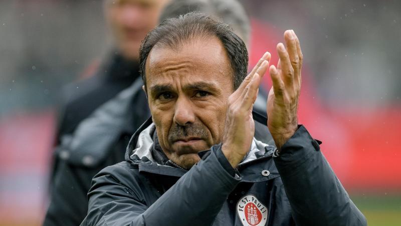 St. Paulis Trainer Jos Luhukay applaudiert. Foto: Axel Heimken/Archivbild
