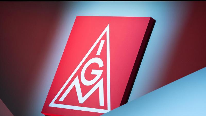 Das Logo der IG Metall hängt über einer Bühne. Foto: Daniel Karmann/dpa/Symbolbild Das Logo der IG Metall hängt über einer Bühne. Foto: Daniel Karmann/dpa/Symbolbild