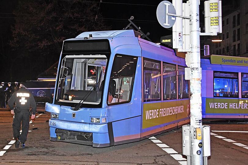 Der heftige Aufprall des in der Grundausstattung ab 150.000 Euro erhältlichen Fahrzeugs warf den Triebwagen aus dem Gleis - die Tram kam erst kurz vor dem Fußweg der Reichenbachbrücke zum Stehen.