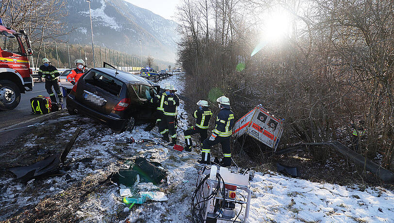Bei dem Unfall wurden vier Personen zum Teil schwer verletzt.