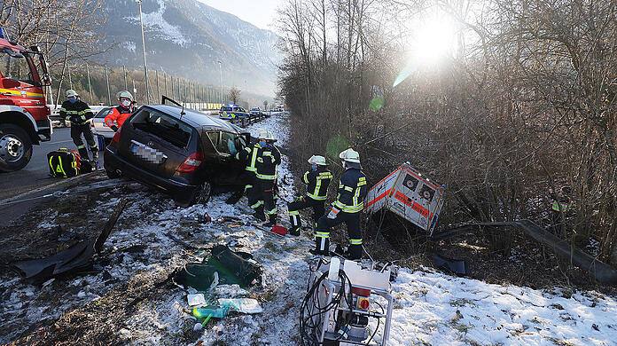 Bei dem Unfall wurden vier Personen zum Teil schwer verletzt.