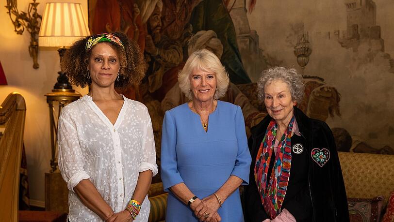 Camilla, Herzogin von Cornwall trifft sich mit den Preisträgern des "Booker Prize" 2019, Bernardine Evaristo (l.) und Margaret Atwood (r.). Der Preis ging ausnahmsweise gleich an zwei Autorinnen.