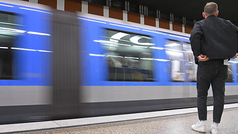 Eine einfahrende U-Bahn der Linie U1 an der Haltestelle Stiglmaierplatz in M&uuml;nchen.