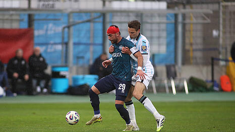 Hart im Zweikampf: L&ouml;wen-Verteidiger Siemen Voet.
