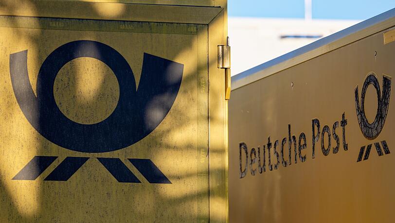 Das gute alte Posthorn, das Logo der Deutschen Post - hier an Lastwagen, die vor einem Kölner Briefzentrum parken. Das gute alte Posthorn, das Logo der Deutschen Post - hier an Lastwagen, die vor einem Kölner Briefzentrum parken.