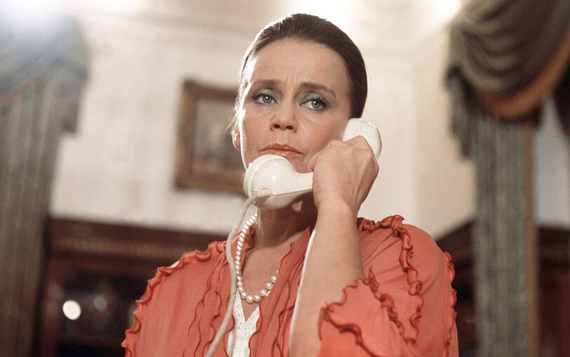 Evelyn St&uuml;rznickel (Maria Schell) ist unter Verdacht, ihren Schwiegervater ermordet zu haben.