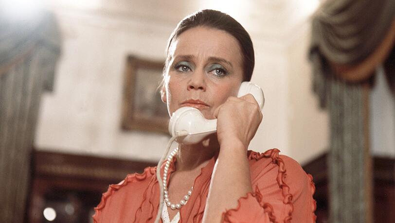 Evelyn Stürznickel (Maria Schell) ist unter Verdacht, ihren Schwiegervater ermordet zu haben. Evelyn Stürznickel (Maria Schell) ist unter Verdacht, ihren Schwiegervater ermordet zu haben.