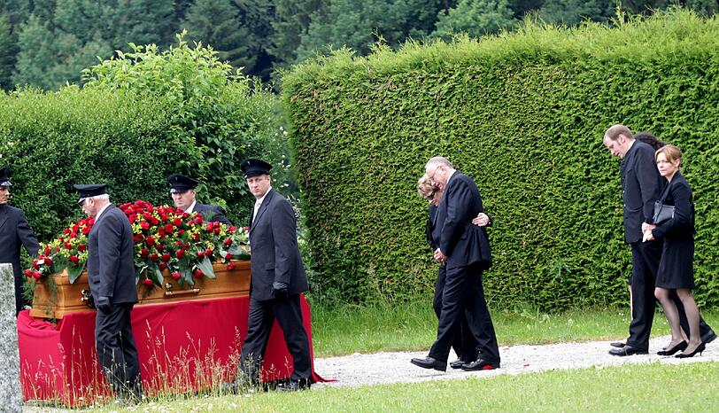 Trauer um einen Helden: Wiesn-Wirt Toni Roiderer, seine Ehe-Frau Christl und Bruder Thomas trauern um Markus. Unter den Trauergästen waren auch Waldemar Hartmann, Gabriele Weishäupl und viele Freunde der Familie. Der 33-jährige Markus Roiderer erlag einem Hirntumor. Die Bilder von der Beerdigung in Straßlach.