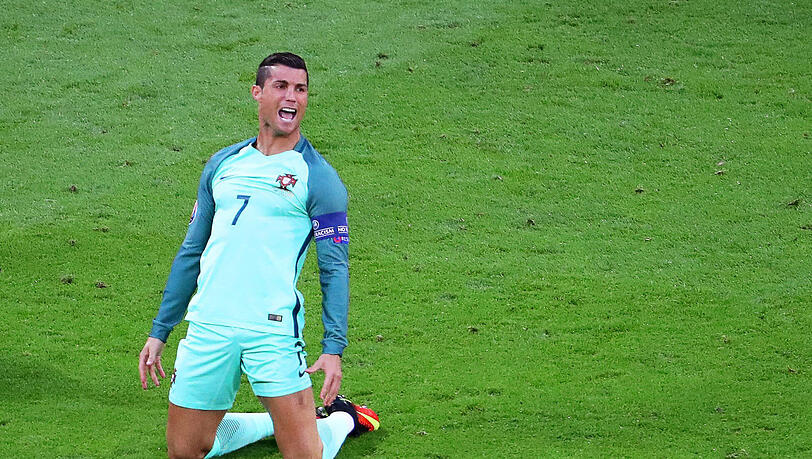 Cristiano Ronaldo feiert seinen Treffer zum 1:0 - es war sein insgesamt neuntes Tor bei einer EM-Endrunde. Rekord! Cristiano Ronaldo feiert seinen Treffer zum 1:0 - es war sein insgesamt neuntes Tor bei einer EM-Endrunde. Rekord!
