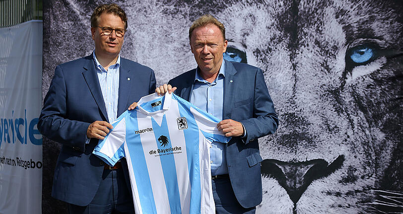 Ein Bild aus vergangenen Tagen: Präsident Peter Cassalette präsentiert zusammen mit Martin Gräfer das neue Trikots. Die Zusammenarbeit mit der Versicherungsgruppe "die Bayerische" läuft noch bis 2019.