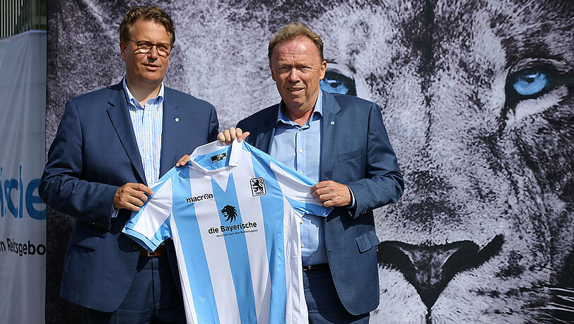 Ein Bild aus vergangenen Tagen: Präsident Peter Cassalette präsentiert zusammen mit Martin Gräfer das neue Trikots. Die Zusammenarbeit mit der Versicherungsgruppe "die Bayerische" läuft noch bis 2019. Ein Bild aus vergangenen Tagen: Präsident Peter Cassalette präsentiert zusammen mit Martin Gräfer das neue Trikots. Die Zusammenarbeit mit der Versicherungsgruppe "die Bayerische" läuft noch bis 2019.