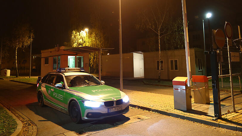 Einsatzkräfte der Polizei verlassen der das Gelände der Unterkunft.