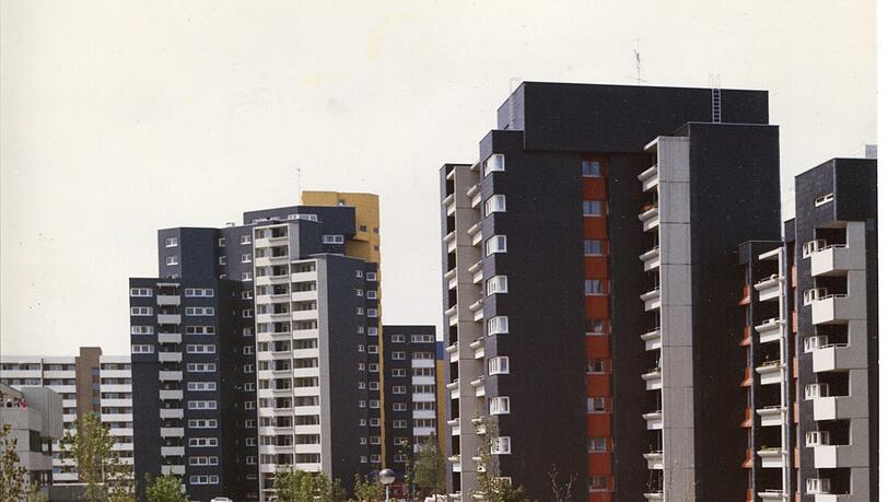 Neuperlach 1974: Kinder auf dem Schulweg auf der Brücke über dem Karl-Marx-Ring. Neuperlach 1974: Kinder auf dem Schulweg auf der Brücke über dem Karl-Marx-Ring.