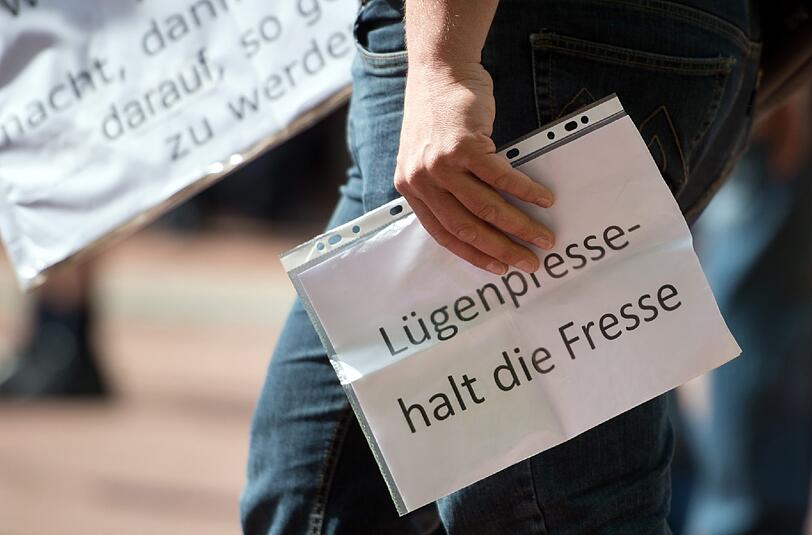 Plakat mit der Aufschrift «Lügenpresse halt die Fresse» (Archivbild).