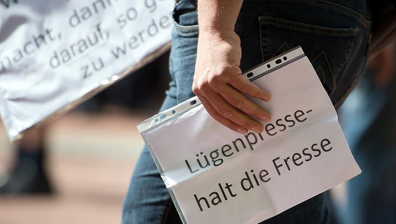 Plakat mit der Aufschrift «Lügenpresse halt die Fresse» (Archivbild). Plakat mit der Aufschrift «Lügenpresse halt die Fresse» (Archivbild).