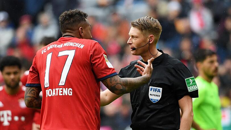 Jérôme Boateng diskutiert mit Schiedsrichter Christian Dingert.