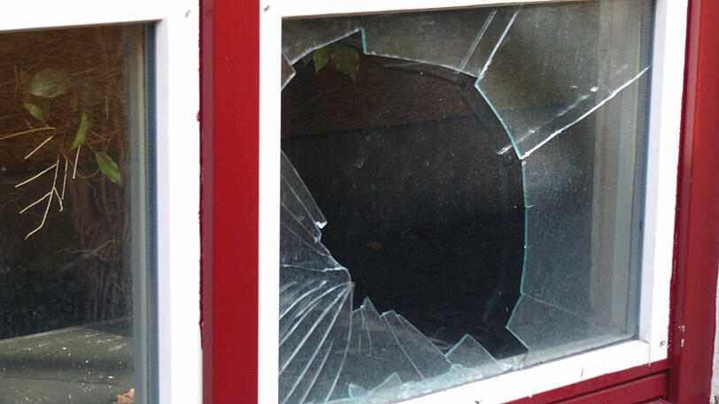 Der Mann hat seinen Mitbewohner mit einer Scherbe einer zerbrochenen Fensterscheibe verletzt. (Symbolbild)