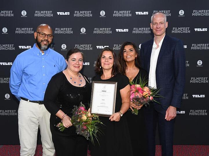 Die Co-Produzenten Isabel Hund (3.v.l) und Kalle Fritz (r) freuen sich mit den Jury-Mitgliedern Greg De Cuir Jr. (l) Yael Shuv (2.v.l) und Giulia Dobre (4.v.l) über die Auszeichnung für "Lara".