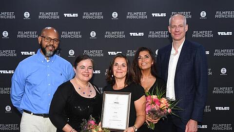 Die Co-Produzenten Isabel Hund (3.v.l) und Kalle Fritz (r) freuen sich mit den Jury-Mitgliedern Greg De Cuir Jr. (l) Yael Shuv (2.v.l) und Giulia Dobre (4.v.l) über die Auszeichnung für "Lara".