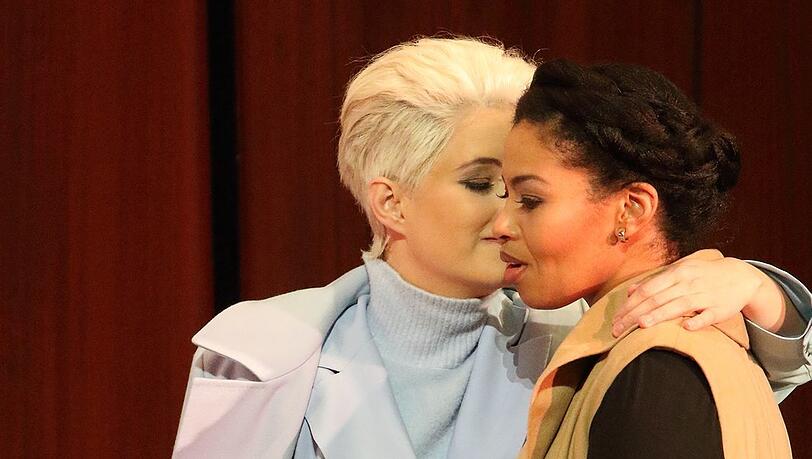 Golda Schultz (rechts) als Agathe mit Anna Prohaskas emanzipiertem Ännchen.