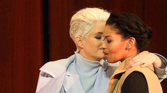 Golda Schultz (rechts) als Agathe mit Anna Prohaskas emanzipiertem Ännchen.