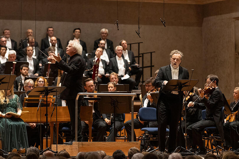 Christian Gerhaher als Raphael (rechts) mit Simon Rattle sowie Chor und Symphonieorchester des Bayerischen Rundfunks im Herkulessaal der Residenz.