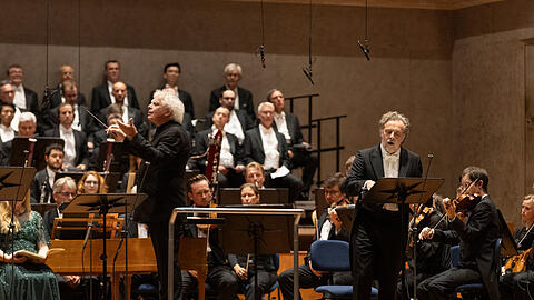 Christian Gerhaher als Raphael (rechts) mit Simon Rattle sowie Chor und Symphonieorchester des Bayerischen Rundfunks im Herkulessaal der Residenz.