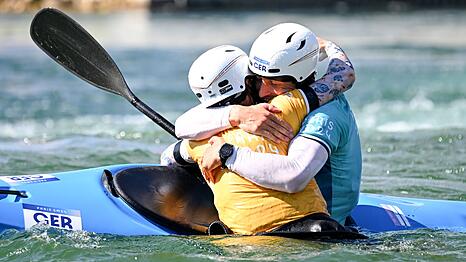 Gemeinsame Freude: Elena Lilik sprang zu Noah Hegge ins Wasser