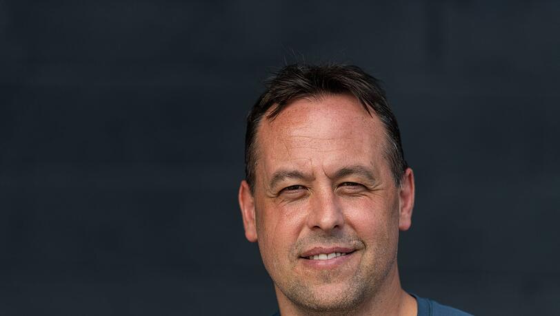 Mit Ex-Bundestrainer Marco Sturm gibt es erstmals einen deutschen NHL-Cheftrainer.
