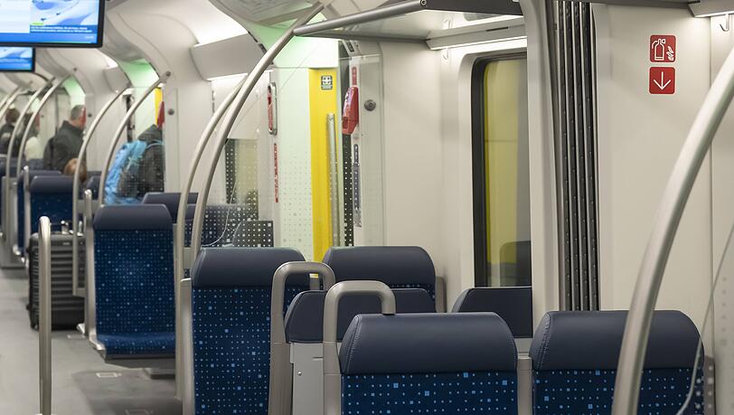 Nächtliche Fahrt in der S-Bahn nahe München – am Samstagabend kam es in der Linie S2 zu einer gewalttätigen Auseinandersetzung zwischen mehreren Männern.